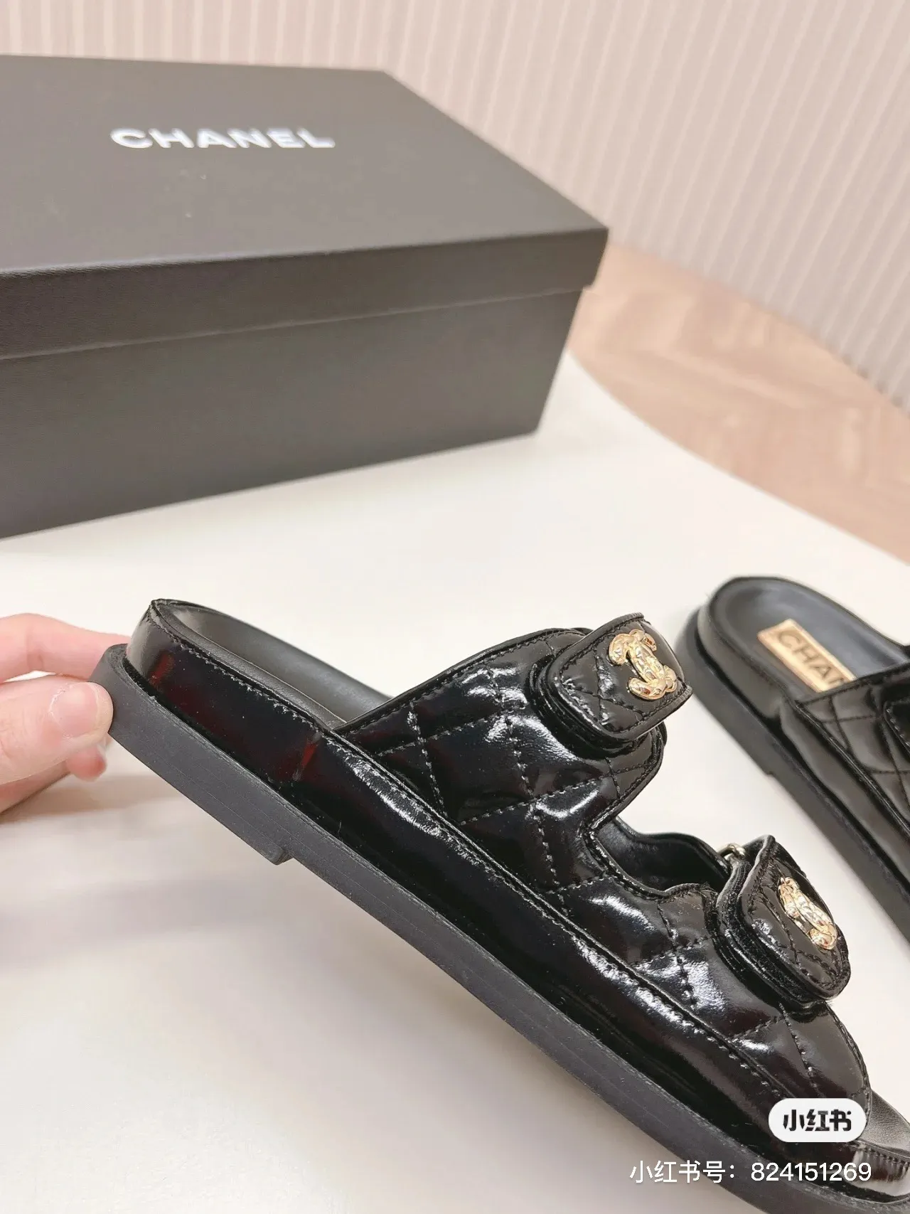 👟👟Ex-factory price 480👟👟 𝑐ℎ𝒶𝓃𝓮𝓁 2024 early spring latest season new Velcro slippers ————————————❤ European purchasing agent & fragrance grandma’s new fashion latest layout 🔛 Small fragrance sandals that exude lasting charm ~ The original development supports any comparison in the market 🆚The so-called smooth and natural lines To restore the original look, many celebrities have recommended it as one of the must-have items for spring. It is super comfortable on the feet! [Top version] ⚫ Size: 35-41 ⚫ Color: white